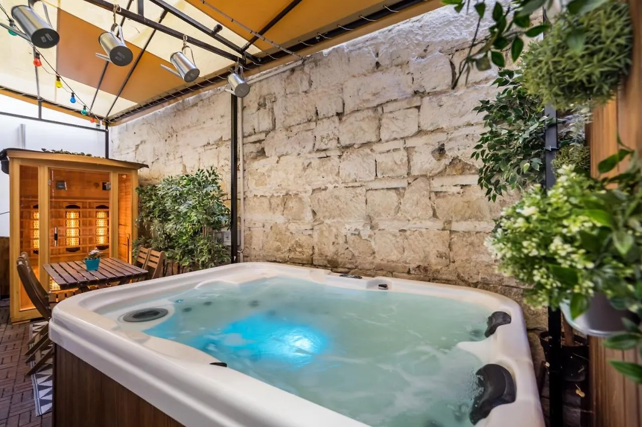 Bohemic Apartment Terrace & Jakuzzi & Sauna