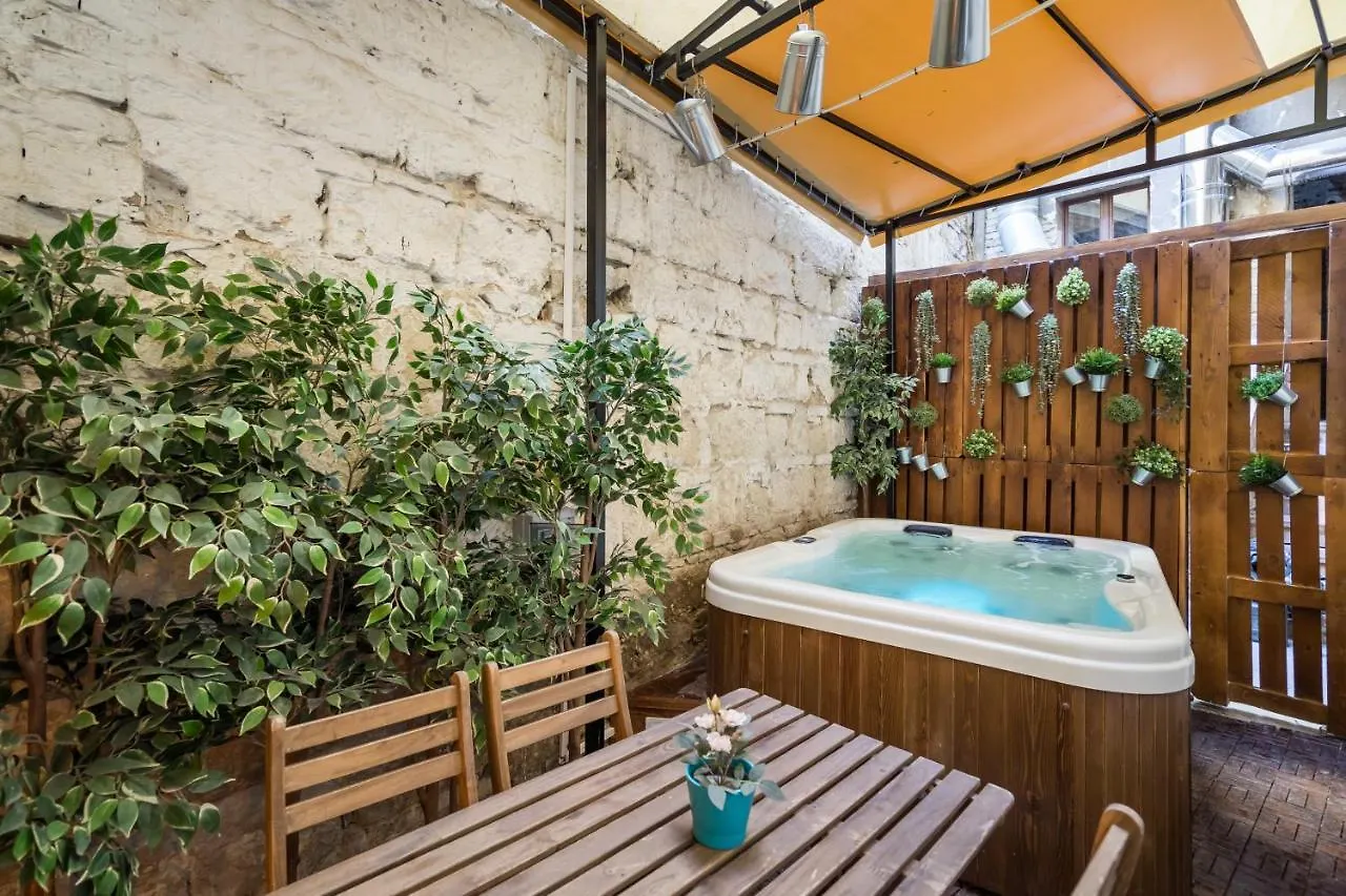 Bohemic Apartment Terrace & Jakuzzi & Sauna  Budapešť